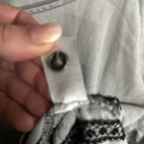 Downeast Pullover Flutter Sleeve Blouse Gray With Black Embroidery Size Medium - Picture 12 of 16